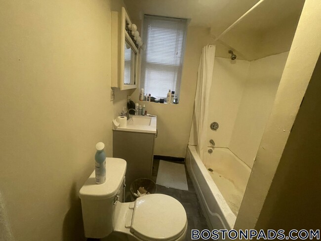 Building Photo - 165 Hemenway St