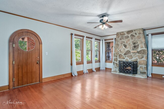 Building Photo - Beautiful 3 Bed 3 Bath