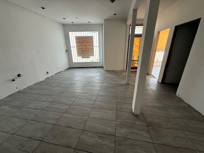 Building Photo - l1551