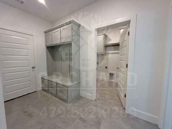 Building Photo - Single-Family Home- 2 Bed/ 2 Bath w/ Hobby...