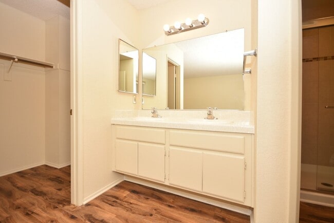 Building Photo - Make this Tanglewood Townhome your cozy home!