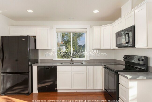 Building Photo - Trendy Updated SE Portland Bungalow with Balcony!