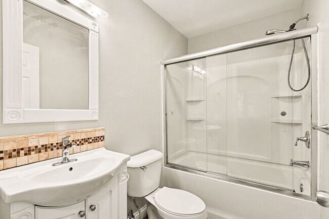 Building Photo - $1174- 2-bedroom duplex with spacious basement!