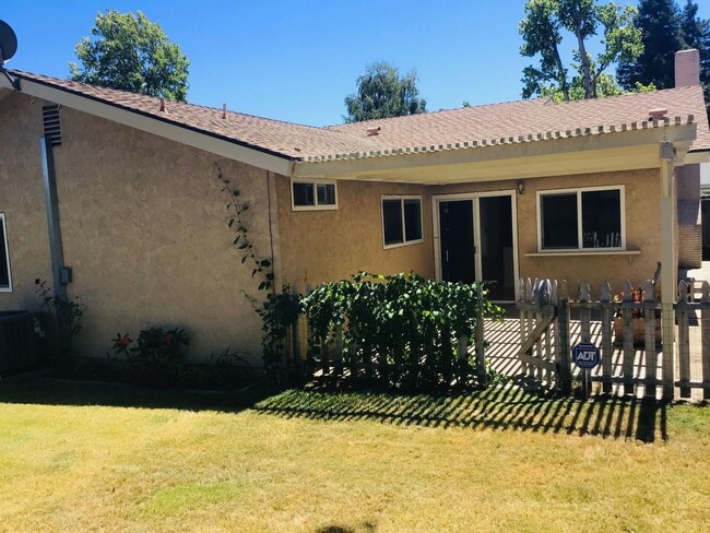 Building Photo - Newbury Park 4 bedroom
