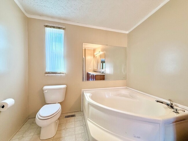 Building Photo - Lovely spacious home-3 bedroom-2 bathrooms-all appliances