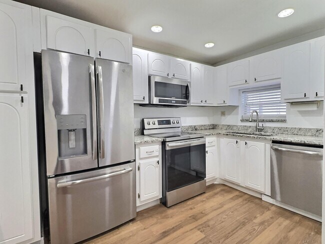 Building Photo - 400 S Hollybrook Dr