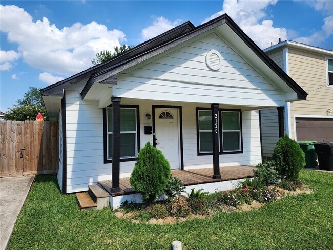 Building Photo - 2120 Yates St