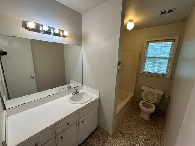 Building Photo - Updated Two Bedroom Townhome