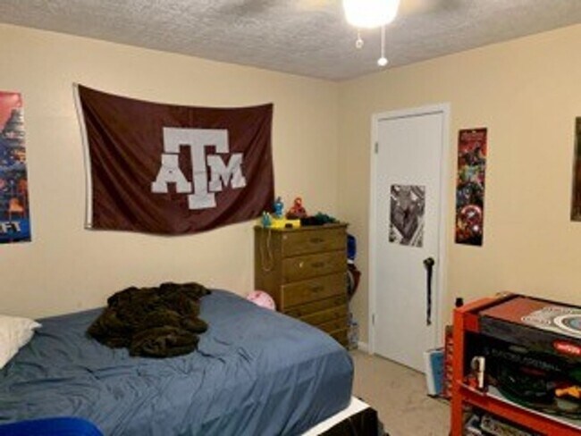 Building Photo - Bryan - 3 Bedroom - 2 Bath -1 vehicle garage - Fenced in back yard - House.