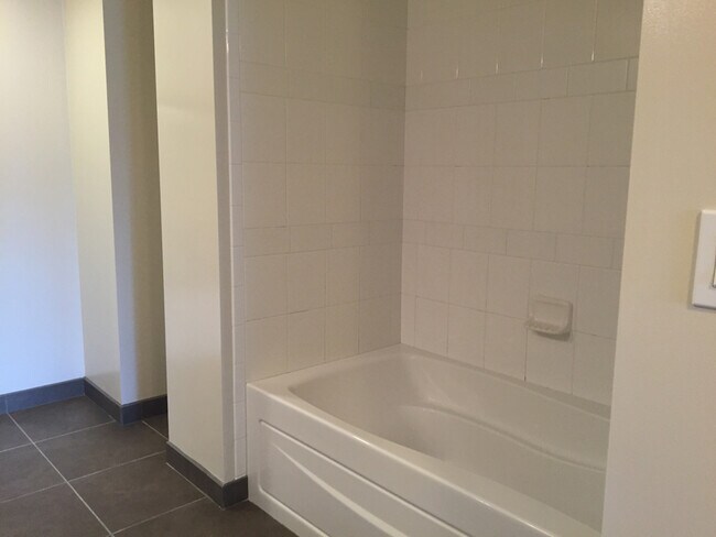 Building Photo - Fantastic 2 Bedroom/2 Bathroom Condo For R...