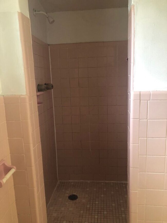 Building Photo - 3 Bed 2 Bath Home | Pet Friendly | Washer ...