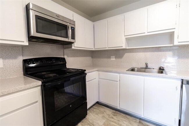 Building Photo - 4007 N Cypress Dr