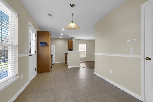 Building Photo - Charming 3BR Home with Private Fenced Backyard in Hunter’s Bend – Move-In Ready!