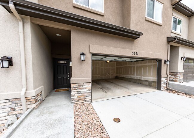 Building Photo - Fully Furnished 3 Bedroom 2.5 Bath Luxury Townhome by Garden of the Gods
