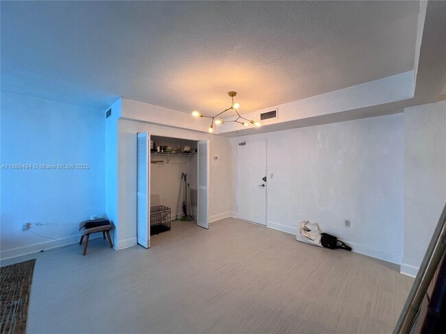 Building Photo - 7501 E Treasure Dr