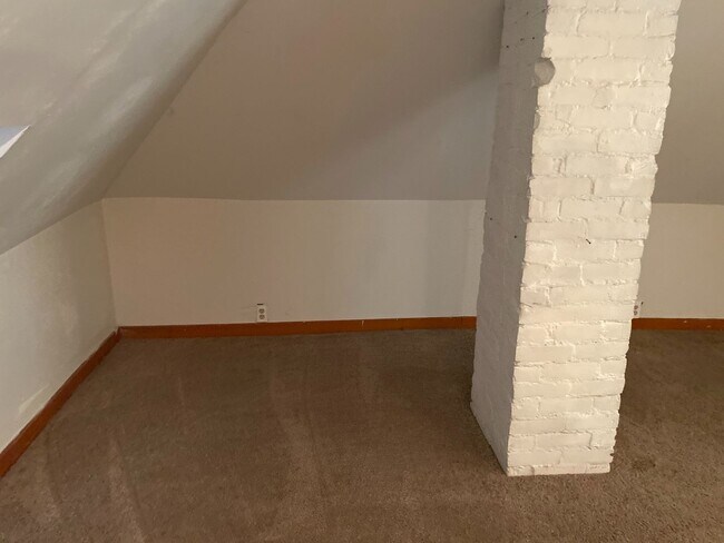 Building Photo - Off Street Parking on Park Ave-Available A...