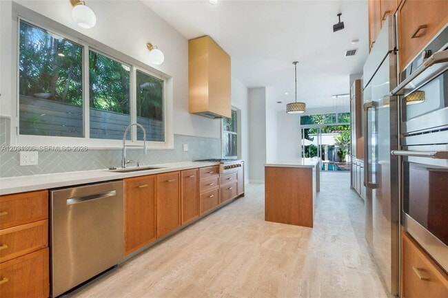 Building Photo - 4051 Ensenada Ave