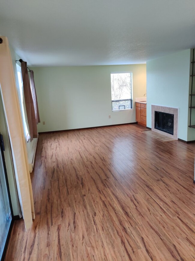 Building Photo - Beautiful 2 bedrooms 1.5 Bath