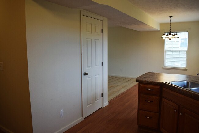 Building Photo - Spacious 3 bedroom, 2.5 bathroom duplex!