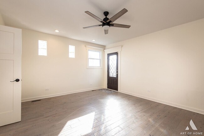 Building Photo - 4912 S Lamon Ave