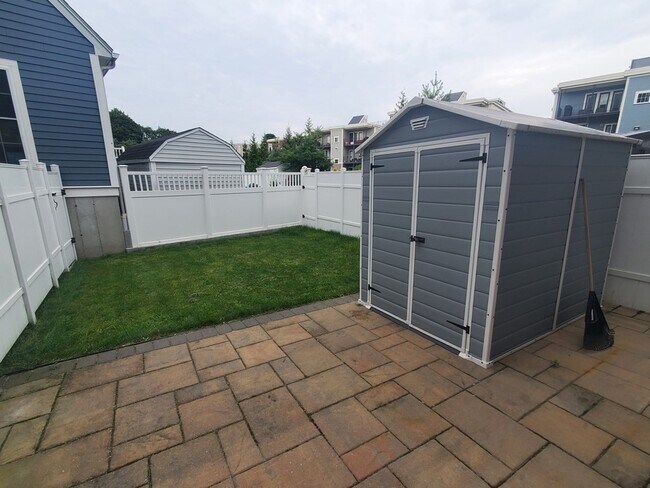 Building Photo - 47 Coffey St