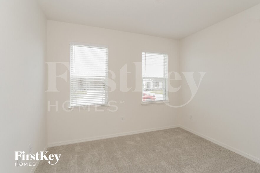 Building Photo - 430 Reina Wy