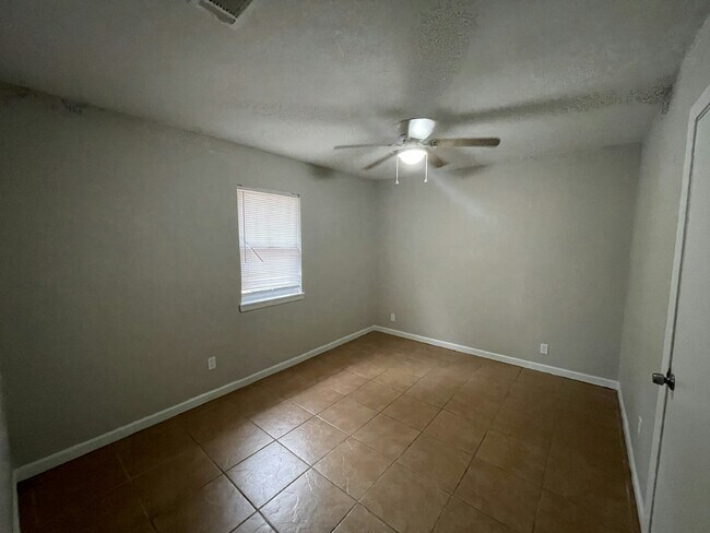 Building Photo - 2118 Thousand Oaks Dr