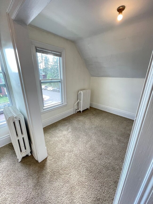 Building Photo - AVAILABLE NOW! 4 Bedroom 1 Bath Home!