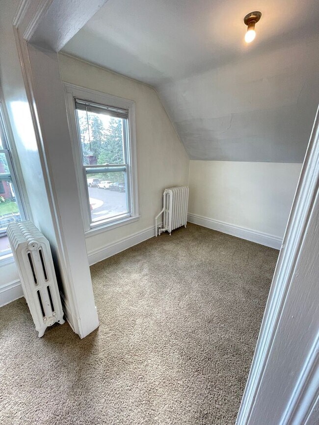 Building Photo - AVAILABLE NOW! FOR A DECEMBER 1ST MOVE IN - 4 Bedroom 1 Bath Home!