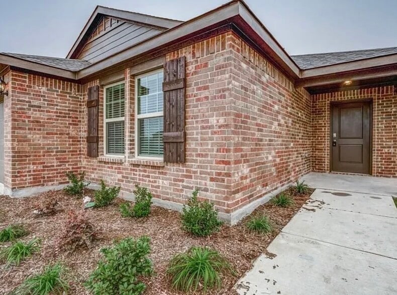 Building Photo - 2426 Lupton