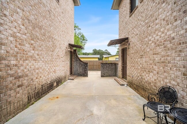 Building Photo - 818 Manci Ave