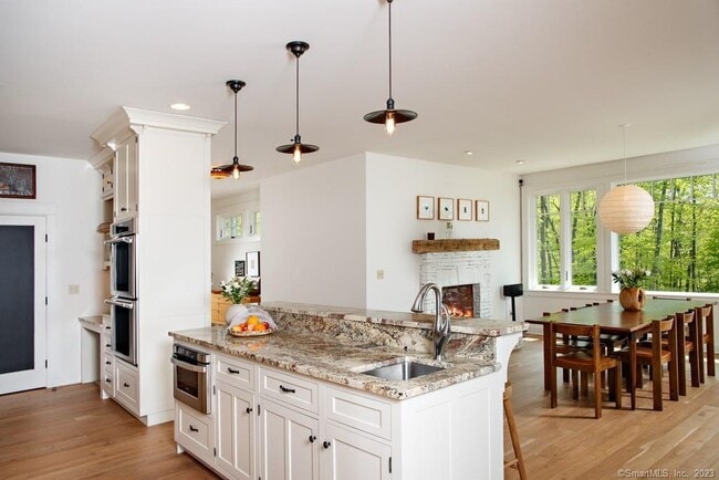 Building Photo - 121 Quaker Hill Rd