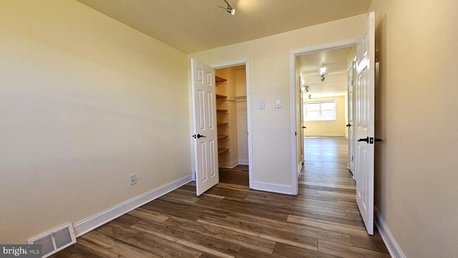 Building Photo - 2806 Ryerson Pl