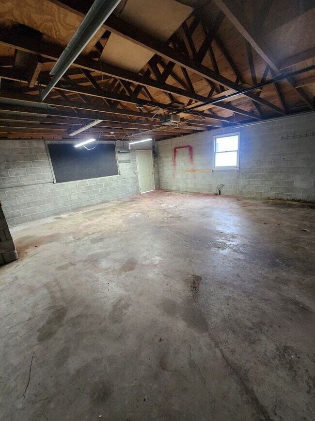 Building Photo - 612 S 8th St