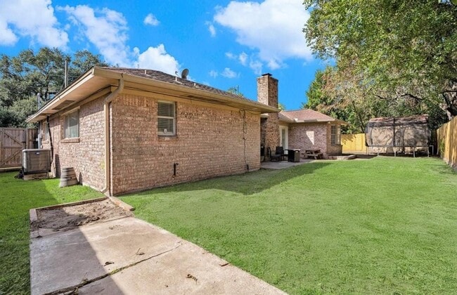 Building Photo - 1027 Sycamore St