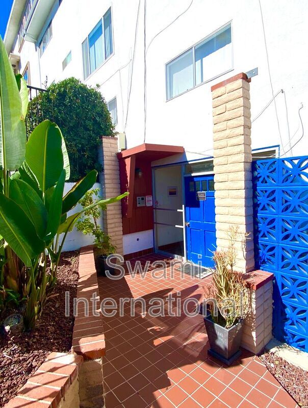 Building Photo - 674 W 27th St