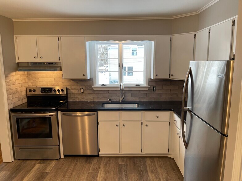 Kitchen - 145 Danforth Cres
