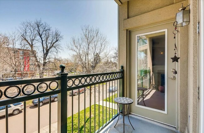 Building Photo - Bright & Spacious Condo Just One Block fro...