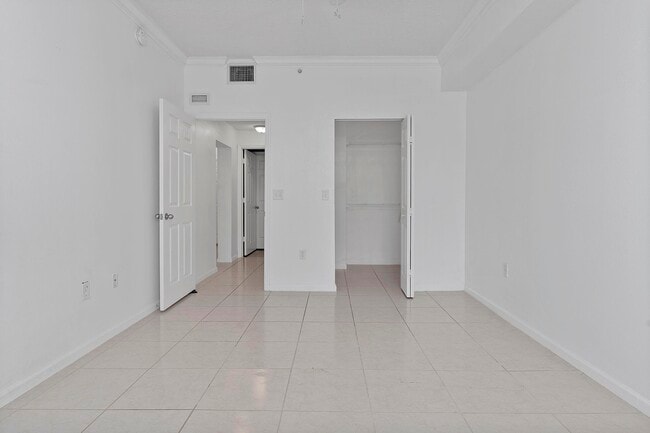 Building Photo - 533 NE 3rd Ave