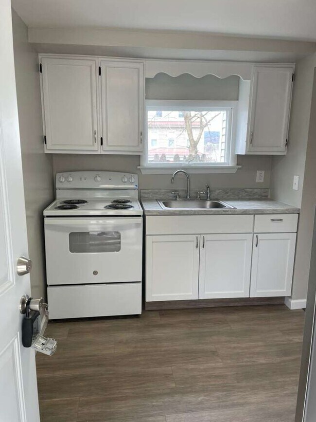 Building Photo - 315 10th St