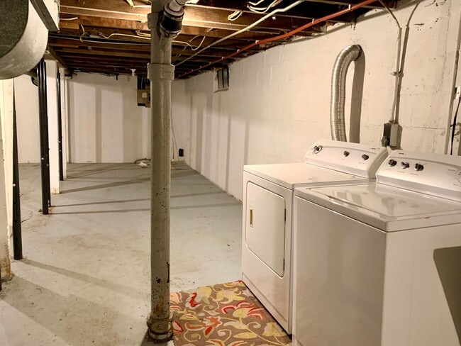 Building Photo - Three Bedroom House in Kalamazoo