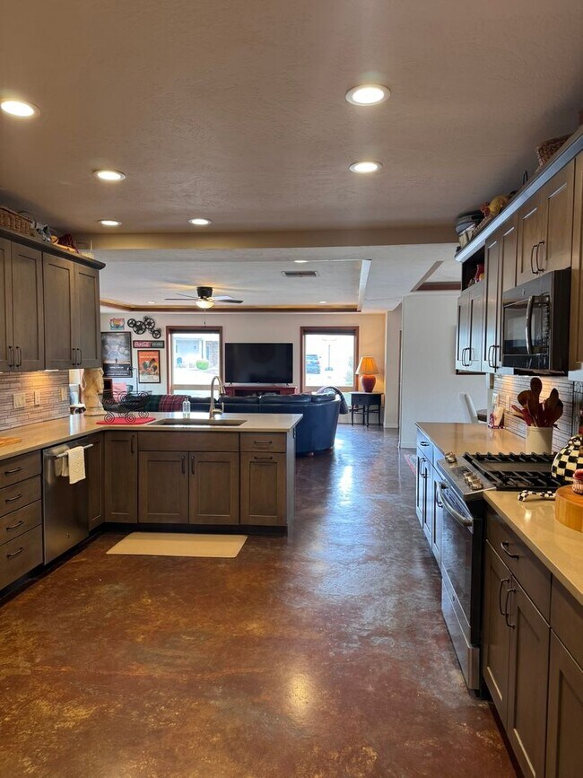 Building Photo - Stylish One-Story FULLY FURNISHED 3Bed, 2B...