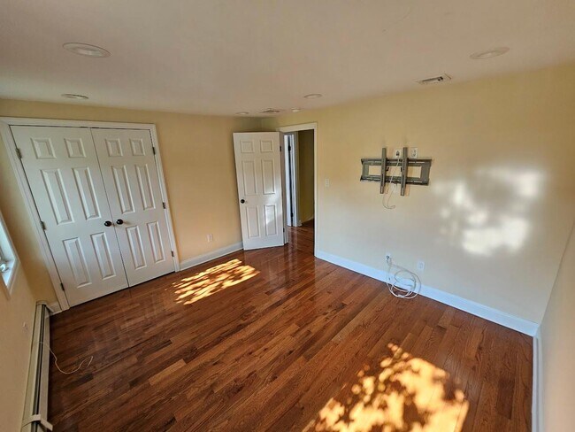 Building Photo - 10 Covert St