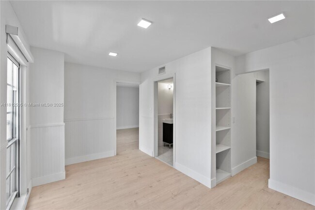 Building Photo - 6886 N Kendall Dr