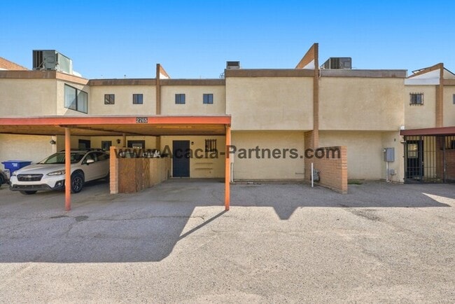 Building Photo - Spacious Three Bedroom/Three Bath Townhome