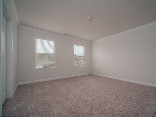 Building Photo - "Charming 3-Bedroom Retreat with 2.5 Baths in the Heart of Belmont!"