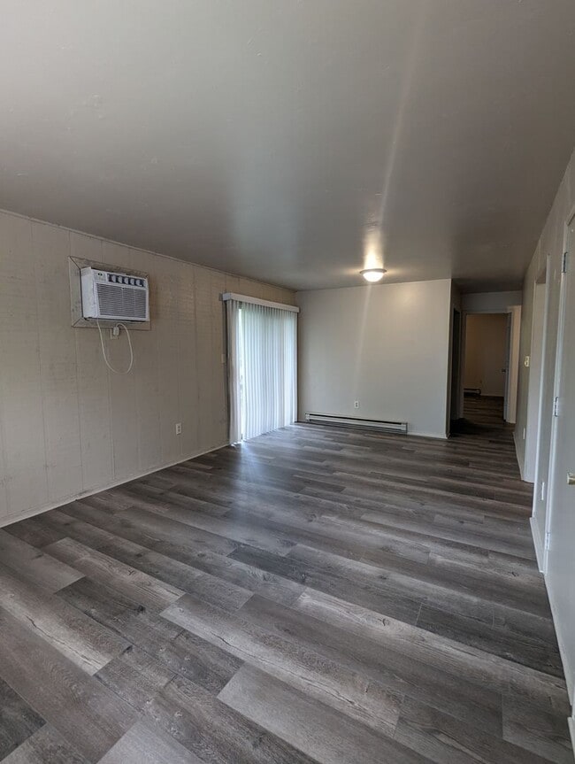Building Photo - Upstairs 2 Bedroom Apartment - Remodeled May 2023