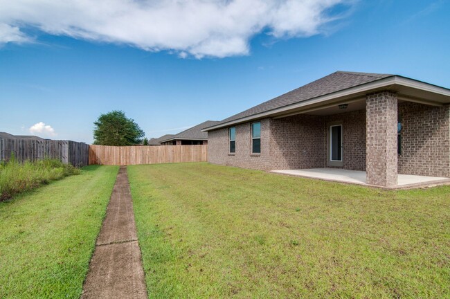 Building Photo - 3 bed/ 2 bath/ 2000 sq ft with lawn care i...