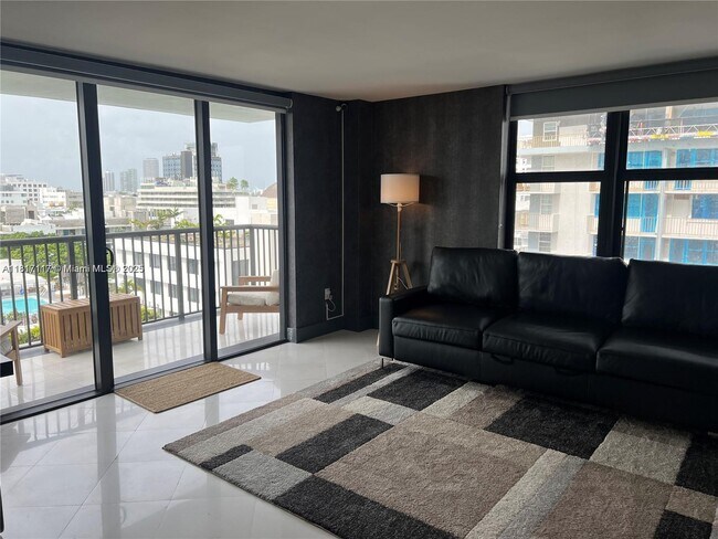 Building Photo - 1800 Collins Ave