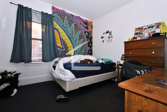 Building Photo - Large 4 bed unit for all the Mission Hill area schools!